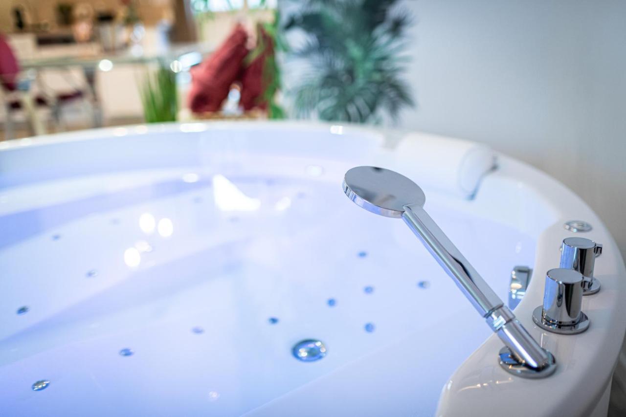Suite L'Echappee - Maison Romantique - Spa & Sauna Privatif- Pole Dance - Lit Rond Avec Miroir Au Plafond Pezarches Exteriör bild